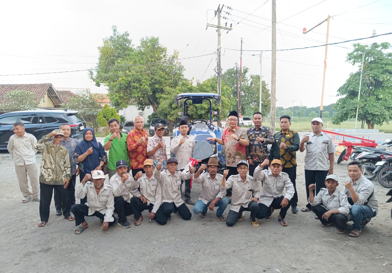 wabup-gresik-serahkan-bantuan-traktor-dan-sosialisasikan-program-diskon-pupuk-di-wringinanom